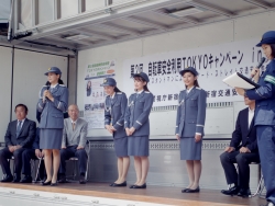 写真:女優の黒谷友香さんとキャンパスクイーンの皆さん