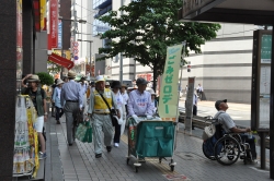 写真：高田馬場での清掃活動