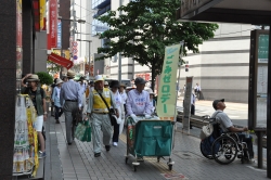 写真:高田馬場での清掃活動