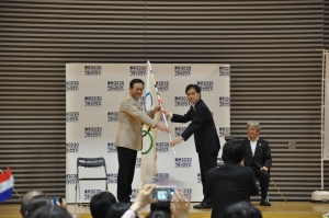 写真:フラッグ歓迎セレモニー