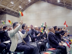 写真:万国旗を振り歓迎する皆さん