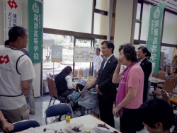 写真:会場内を視察する吉住区長1
