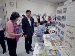 写真:会場内を視察する吉住区長2