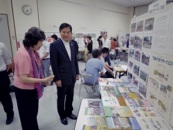 写真：会場内を視察する吉住区長2