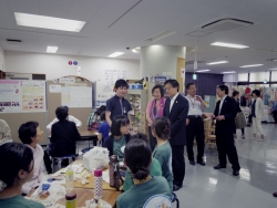 写真:会場内を視察する吉住区長3