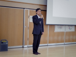 写真:区民公開講座であいさつする吉住区長