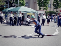 写真:ホースをつなぐ消防団員