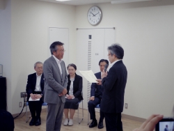 写真:会長から各幼稚園長へ表彰状授与