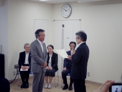 写真：会長から各幼稚園長へ表彰状授与