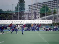 写真:見事な操法を実演する消防団員