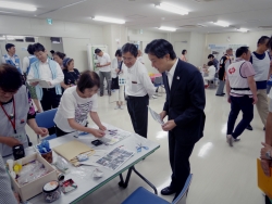 写真:展示を視察する吉住区長1