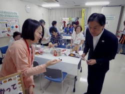 写真:展示を視察する吉住区長2