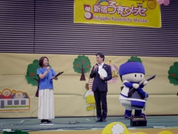 写真:ステージでインタビューに答える吉住区長