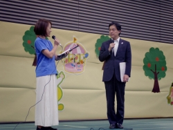 写真:実行委員から吉住区長にインタビュー