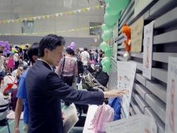 写真:展示ブースを見学する吉住区長