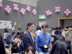 写真:職員から説明を受ける吉住区長