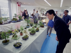 写真:指揮本部へ報告する隊員