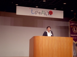 写真:会場内を視察する吉住区長