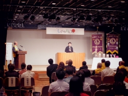 写真:ネパール料理のブースにて記念撮影