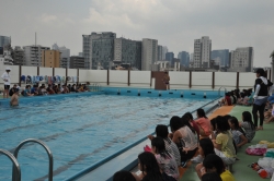 余丁町小学校で着衣泳講習会を実施小写真2