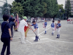 写真:優勝旗返還