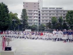 写真:開会式で整列する選手たち