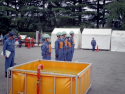 写真:操法大会に挑む消防団員