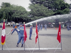 写真:ポンプ操法を行う消防団員