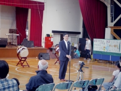 写真:あいさつする吉住区長