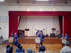 写真:オープニングでの太鼓の演奏