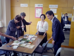 写真:館内展示を視察する吉住区長