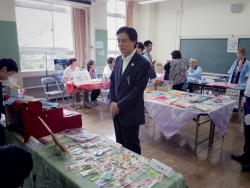 写真:四谷ひろば館内を視察する吉住区長