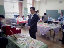 写真：四谷ひろば館内を視察する吉住区長