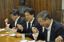 画像：トップミーティングでパフェを食べつつ談笑する吉住区長