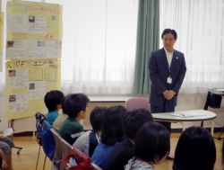 写真:あいさつする吉住区長