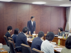 写真：あいさつする吉住区長