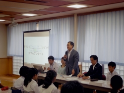 写真:あいさつする岩永校長