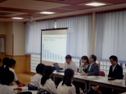 写真:生徒アンケートの結果発表