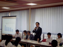 写真:あいさつする吉住区長