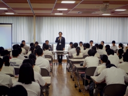 写真:生徒たちに語りかける吉住区長