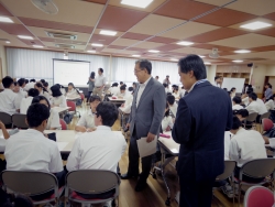 写真:班討議の様子を視察する吉住区長