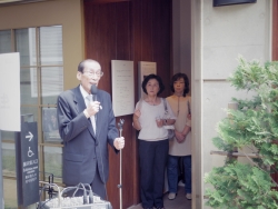 写真:あいさつする深沢元区議