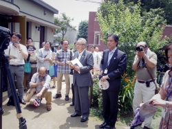 写真:来賓あいさつを聴く吉住区長