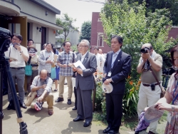 写真：来賓あいさつを聴く吉住区長