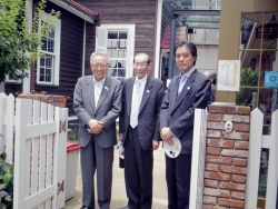 写真:深沢元区議と吉住区長、高野豊島区長