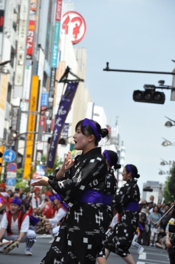画像：新宿通りでのエイサーの演舞の様子[1](エイサーの踊りを披露する女性)