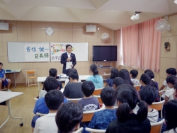 写真:児童へ語りかける吉住区長