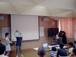 写真:演技も交えて発表する児童