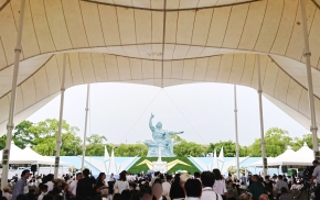 写真：長崎での平和祈念式典