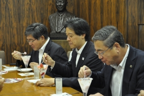 写真:密のつぶと恋姫を使ったパフェの試食